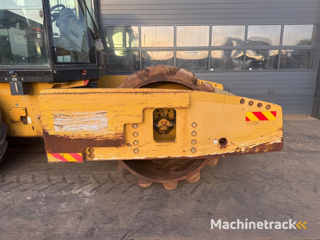 Caterpillar CP76 Padfoot roller