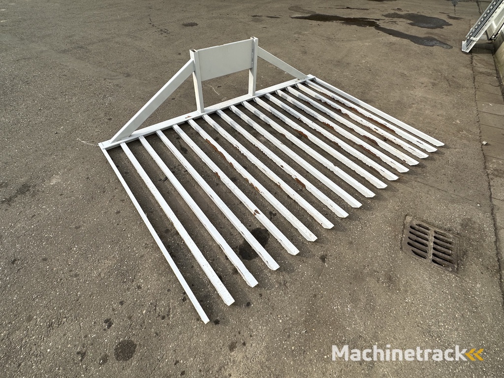 Transport and spacing fork