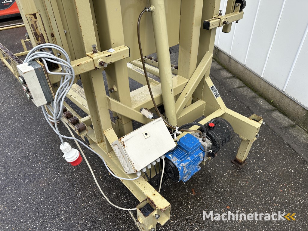 AVH - Antha Van Hienen AKA 3 kistenkantelaar Met rollenbaan