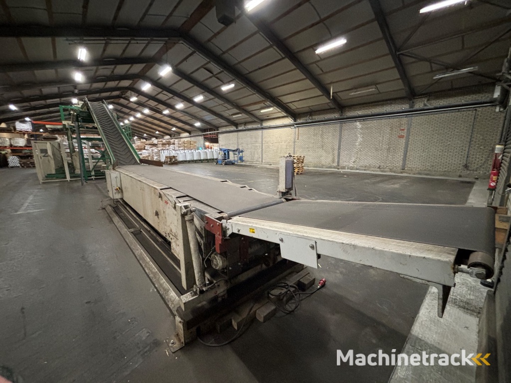 Newland conveyors MTC3X Teleskopförderer zum Be- und Entladen von Containern