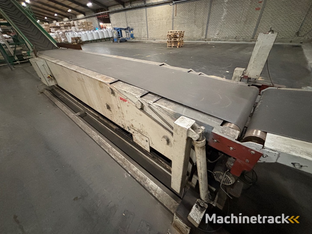 Newland conveyors MTC3X Teleskopförderer zum Be- und Entladen von Containern