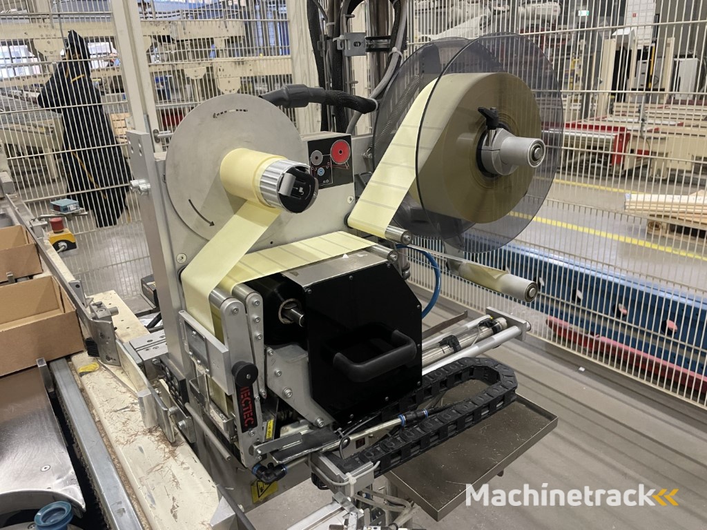 Sealed Air B+ BA20 dozenopzetmachine met stickermachine, elevator en verzamelband