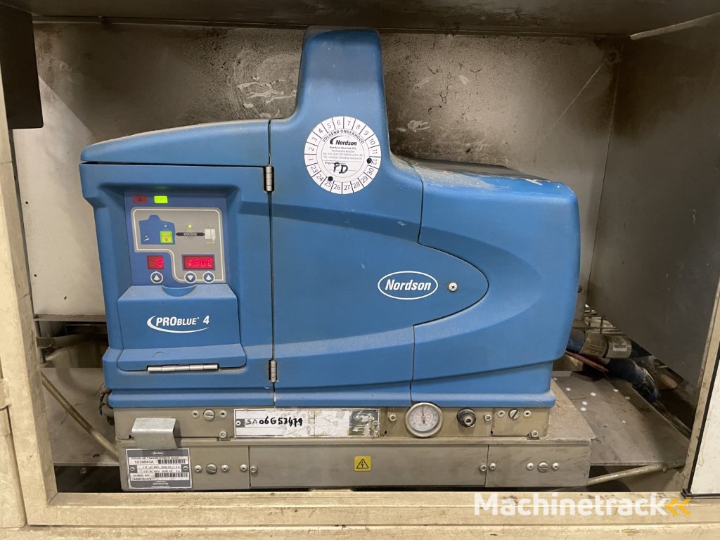 Sealed Air B+ BA20 dozenopzetmachine met stickermachine, elevator en verzamelband