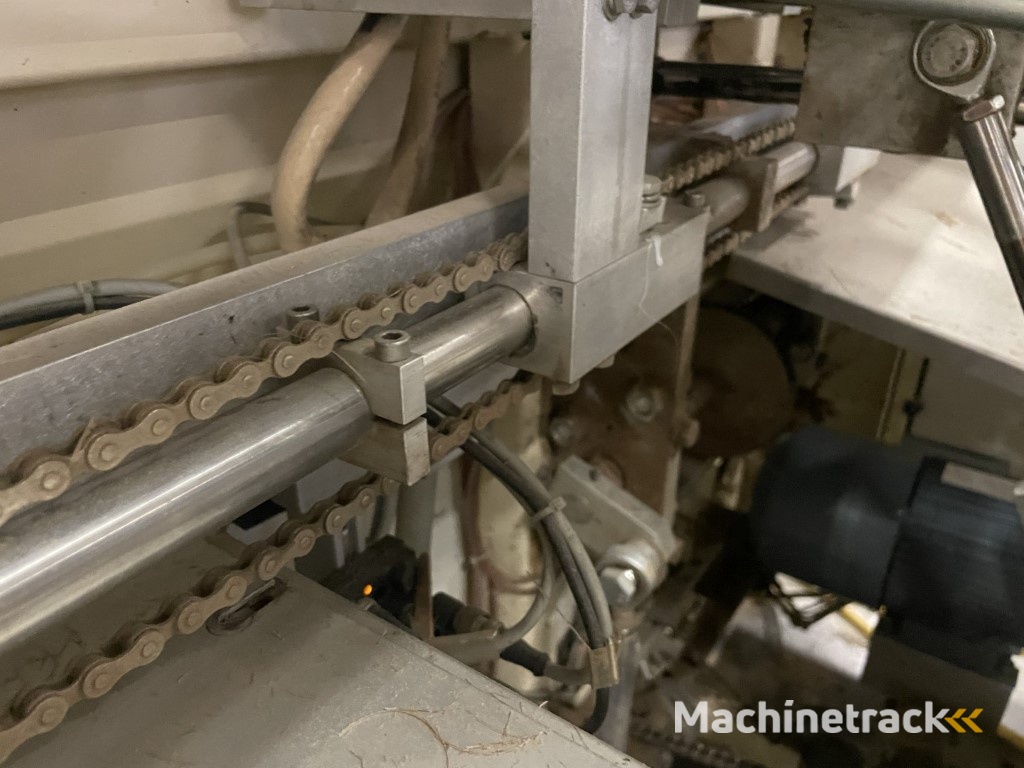 Sealed Air B+ BA20 dozenopzetmachine met stickermachine, elevator en verzamelband