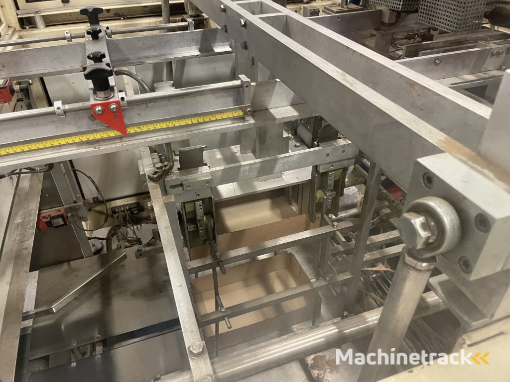 Sealed Air B+ BA20 dozenopzetmachine met stickermachine, elevator en verzamelband