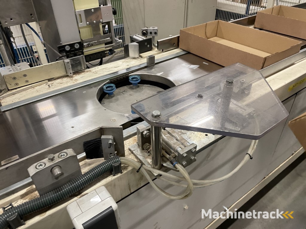 Sealed Air B+ BA20 dozenopzetmachine met stickermachine, elevator en verzamelband