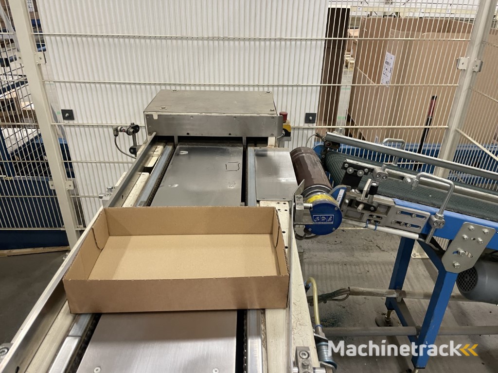 Sealed Air B+ BA20 dozenopzetmachine met stickermachine, elevator en verzamelband