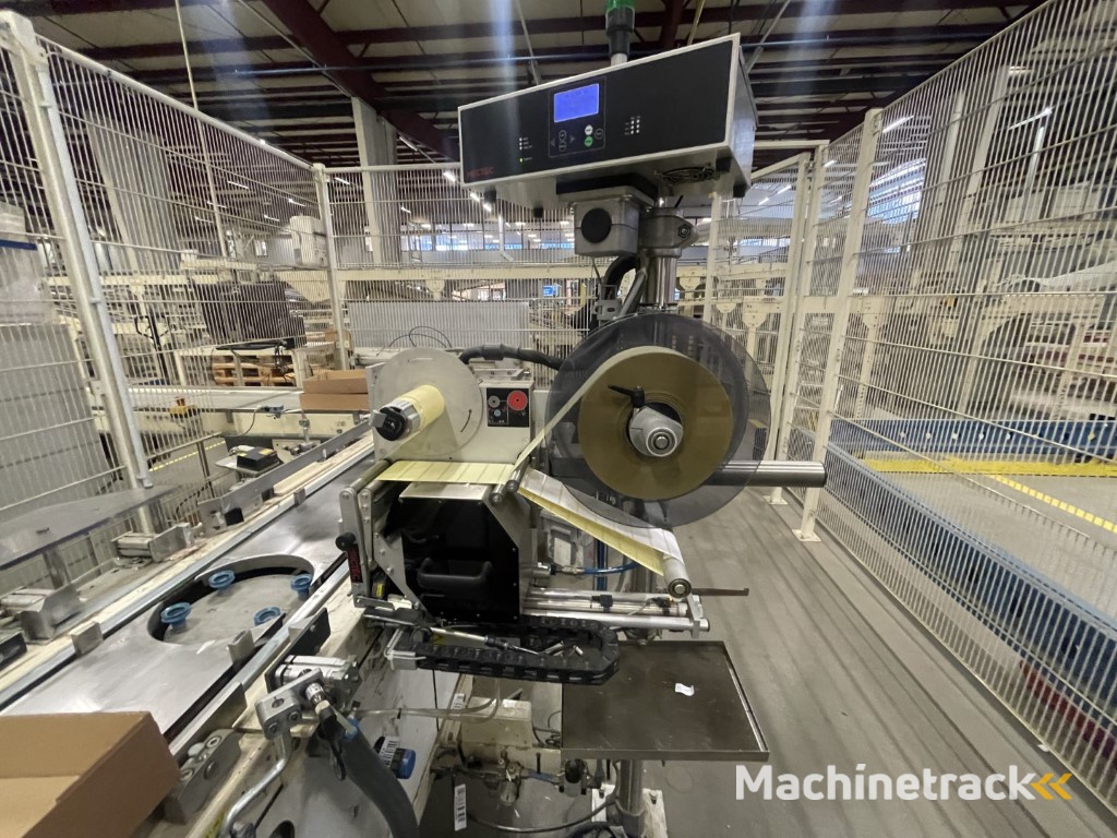 Sealed Air B+ BA20 dozenopzetmachine met stickermachine, elevator en verzamelband