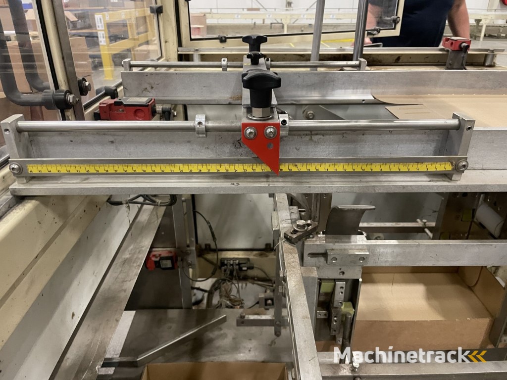 Sealed Air B+ BA20 dozenopzetmachine met stickermachine, elevator en verzamelband