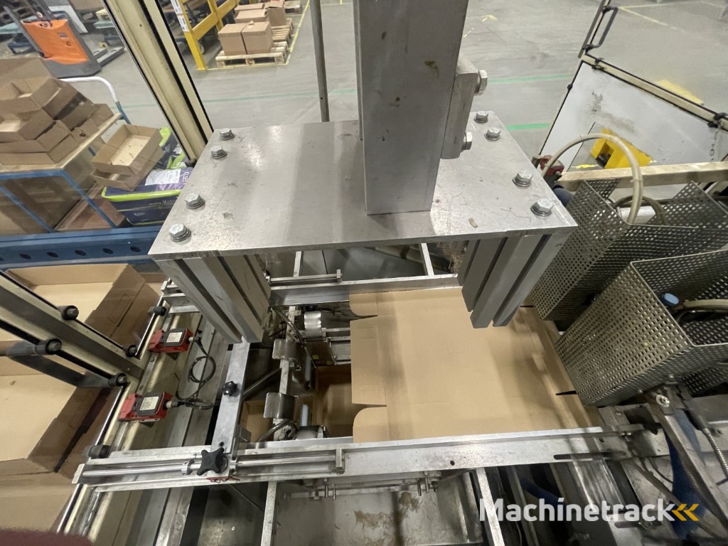 Sealed Air B+ BA20 dozenopzetmachine met stickermachine, elevator en verzamelband