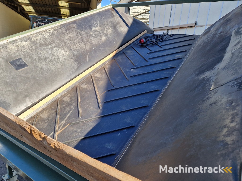 Compas DB 100X300 TR doseerbunker met transportband 300 x 100 cm