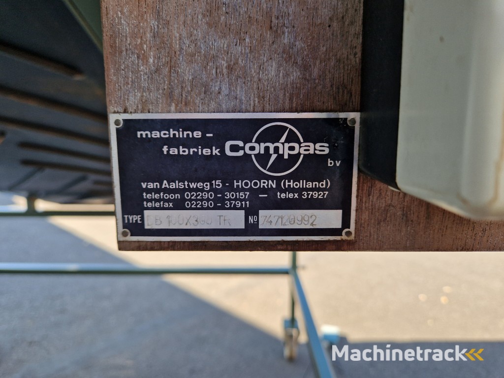 Compas DB 100X300 TR doseerbunker met transportband 300 x 100 cm