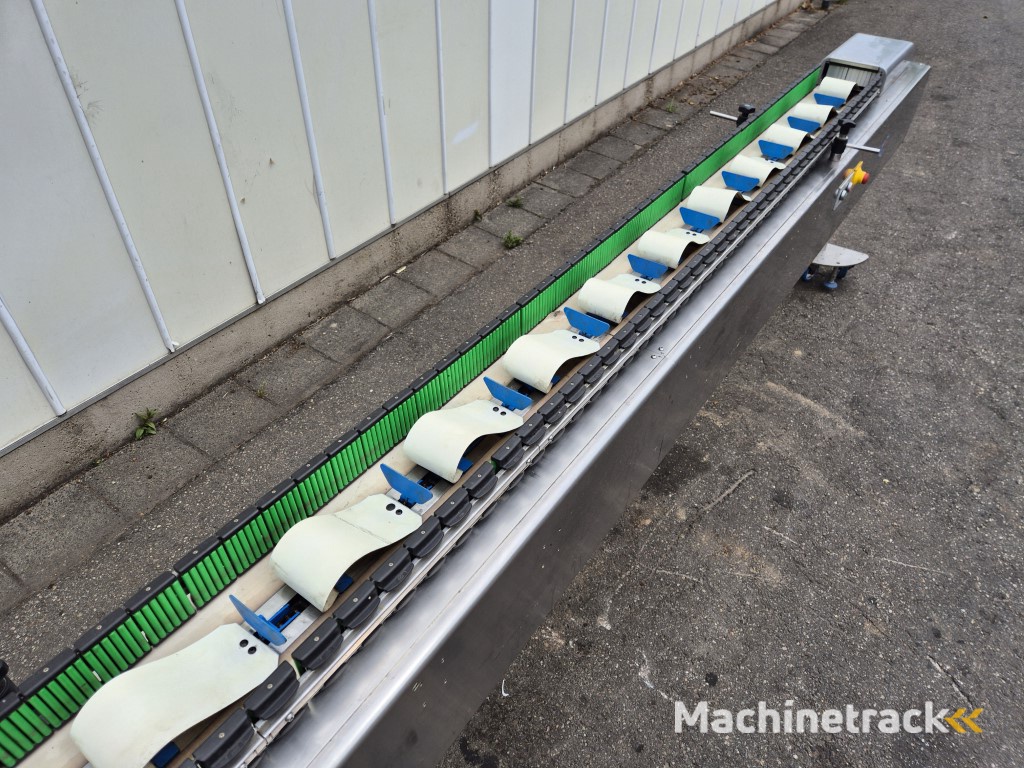 RGD VR-6 Genio flow pack machine for loose fragile products like zucchini and eggplant