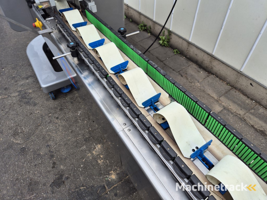 RGD VR-6 Genio flow pack machine for loose fragile products like zucchini and eggplant