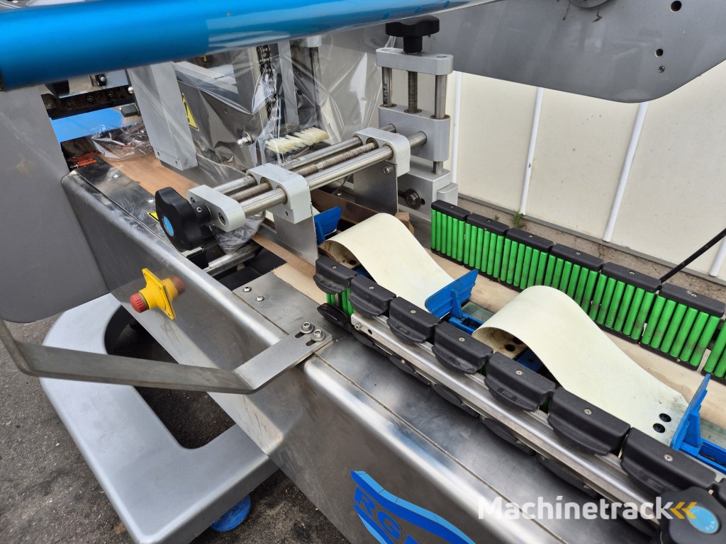 RGD VR-6 Genio flow pack machine for loose fragile products like zucchini and eggplant