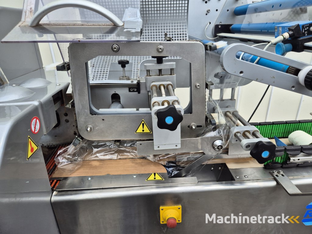 RGD VR-6 Genio flow pack machine for loose fragile products like zucchini and eggplant