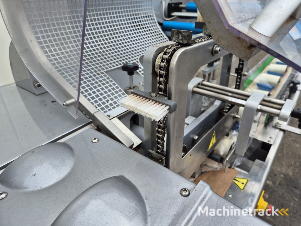 RGD VR-6 Genio flow pack machine for loose fragile products like zucchini and eggplant