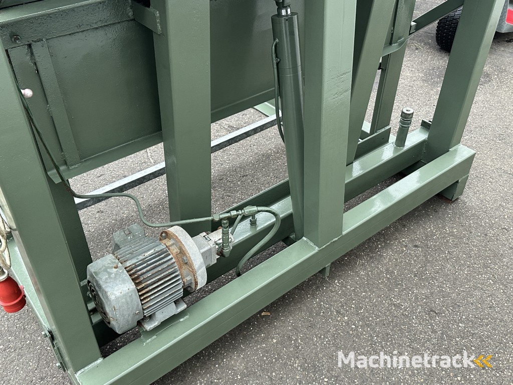 AVH - Antha Van Hienen box tipper 150 cm