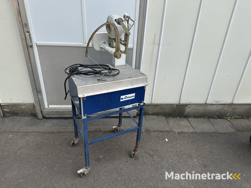 Cyklop AXRO binding machine with carriage
