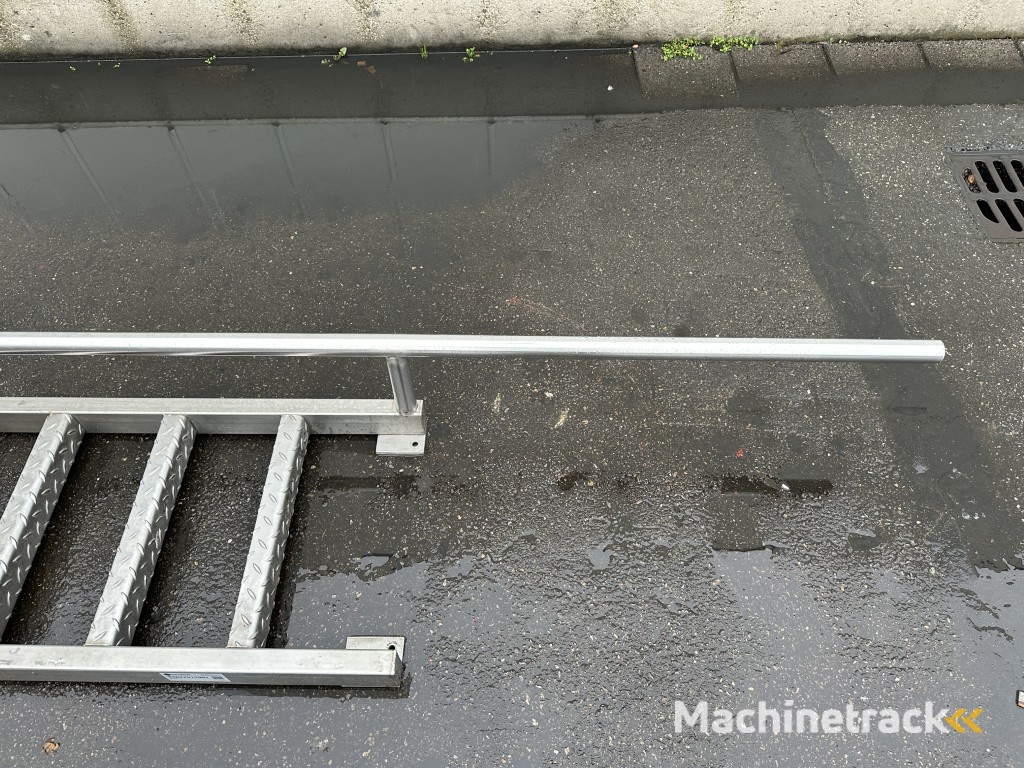 Stainless steel staircase/ladder with handrail