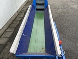 Minituur van S&B opvoerband 430 x 30 cm met doseerband 160 x 30 cm