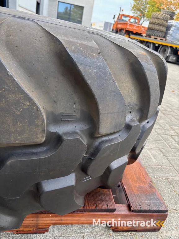 Dunlop Used 555/70R24 EM Dunlop wheel for Ahlmann wheelloader