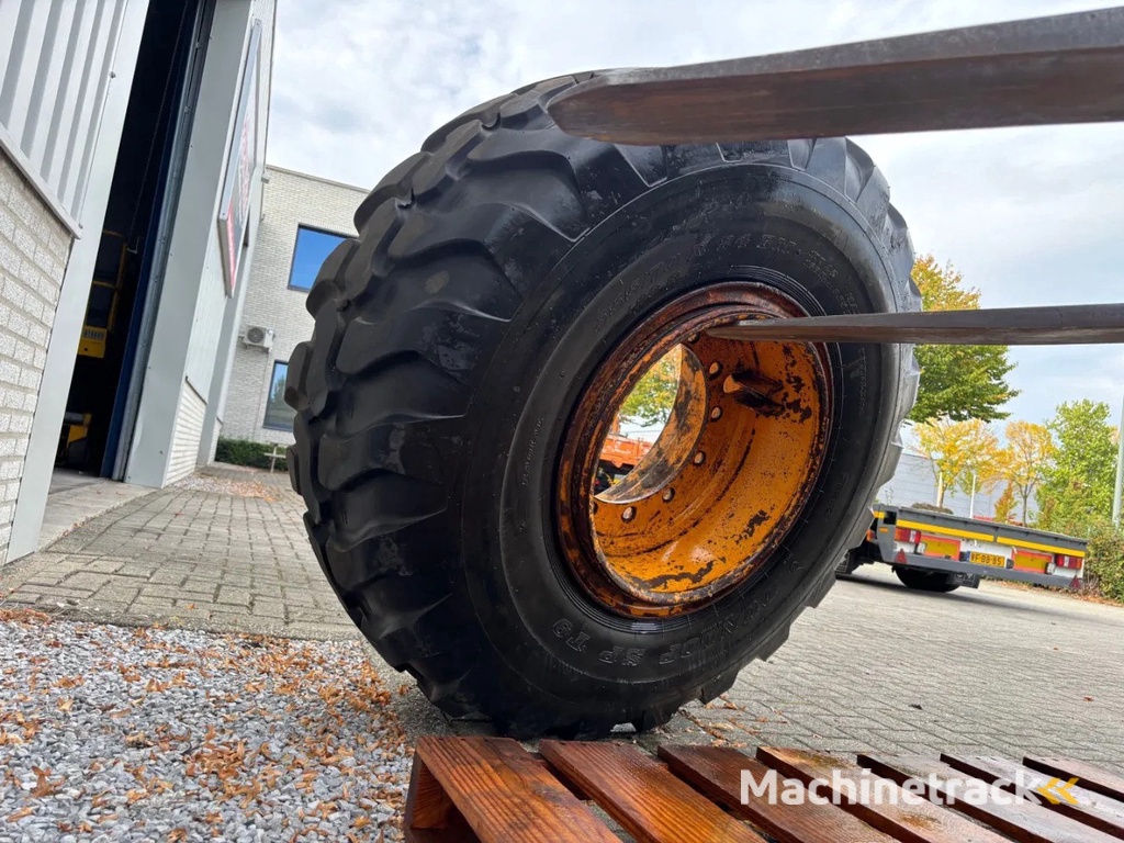 Dunlop Used 555/70R24 EM Dunlop wheel for Ahlmann wheelloader