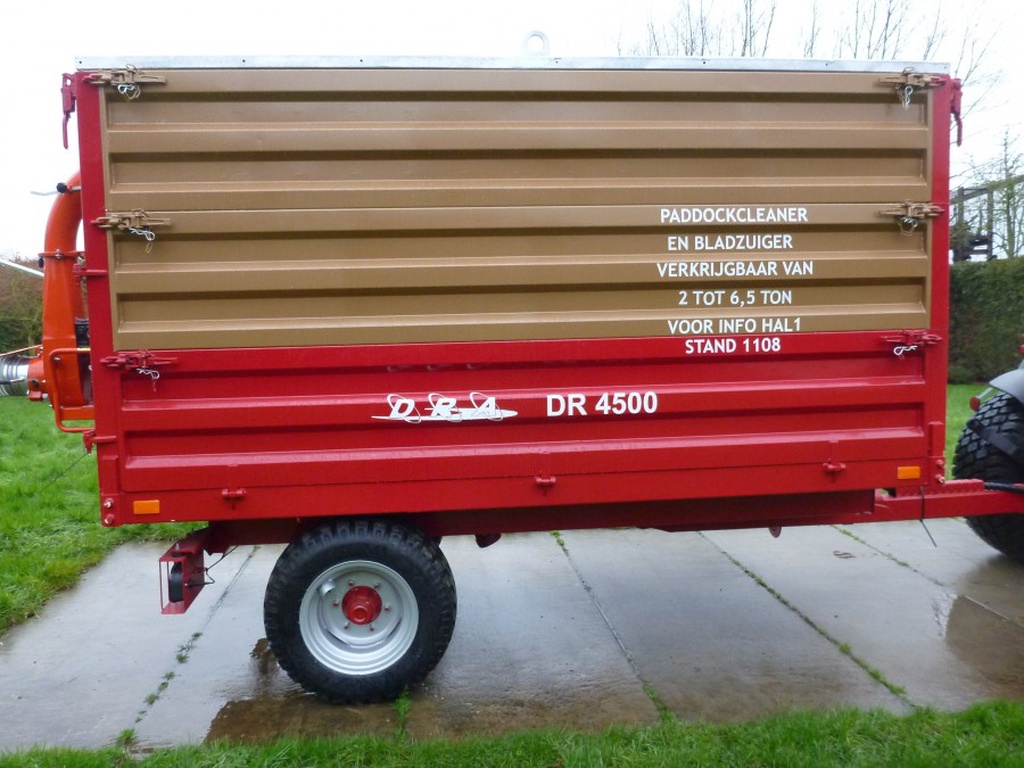 DRA  DR 4500 Met bladzuiger en padock claener