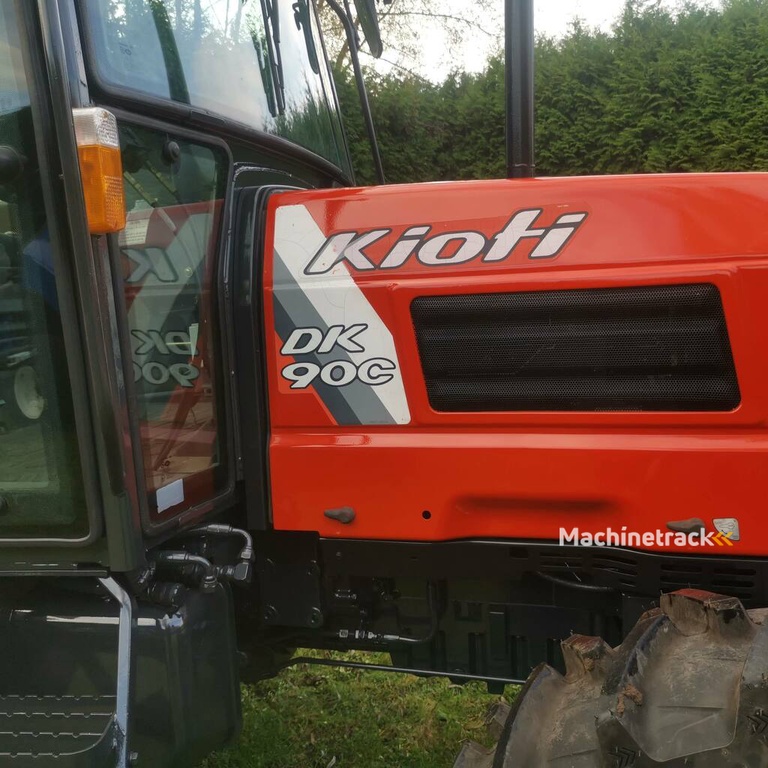 Kioti DK 90 C met slechts 1040 uren