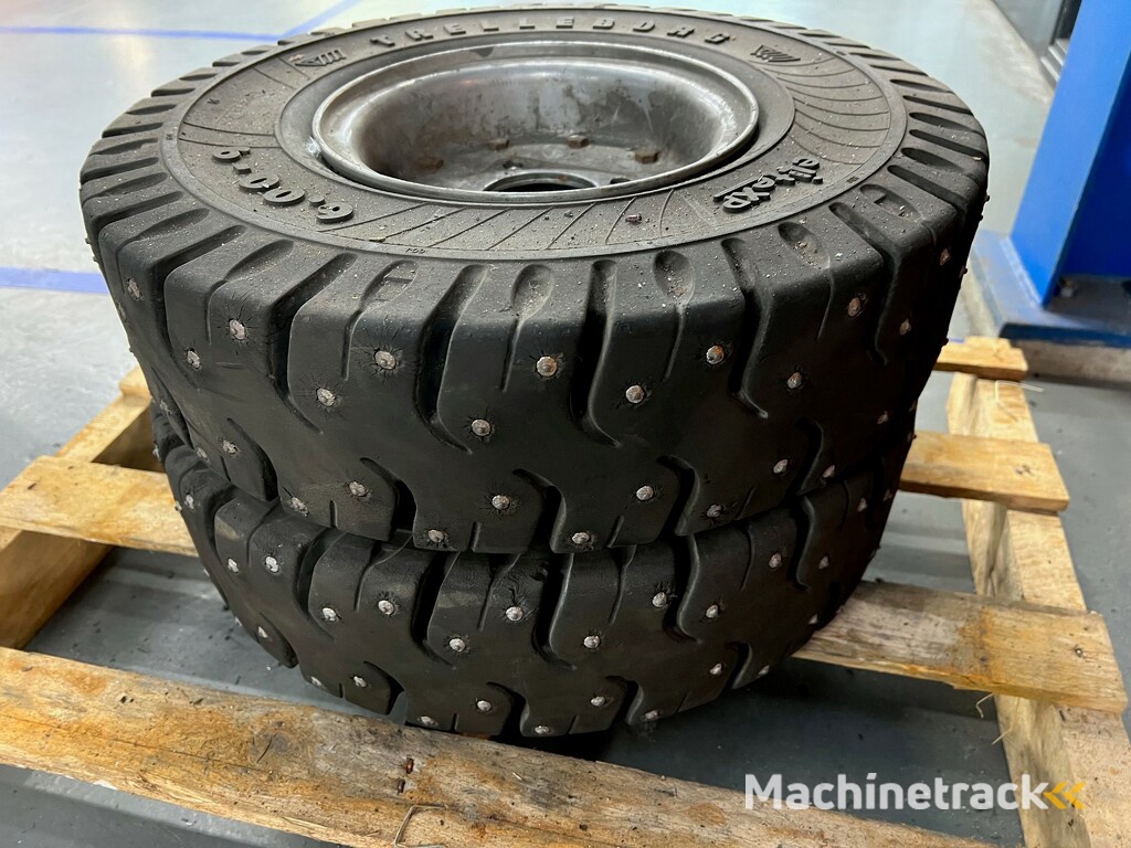 2x massieve wielen met spikes !