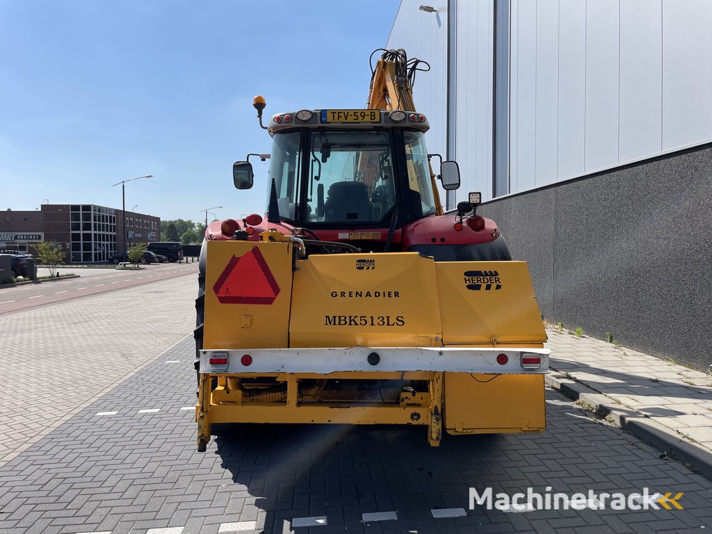 MF 6475 Dyna-6 met herder slootveger