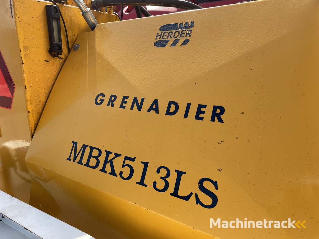 MF 6475 Dyna-6 met herder slootveger