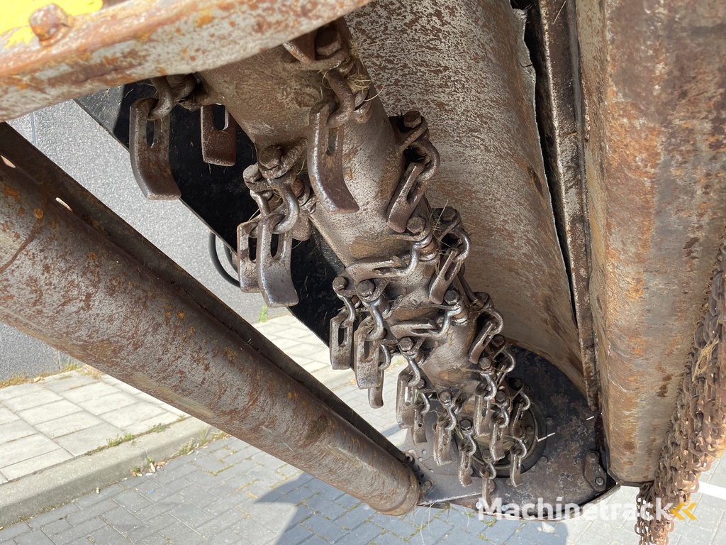 MF 6475 Dyna-6 met herder slootveger