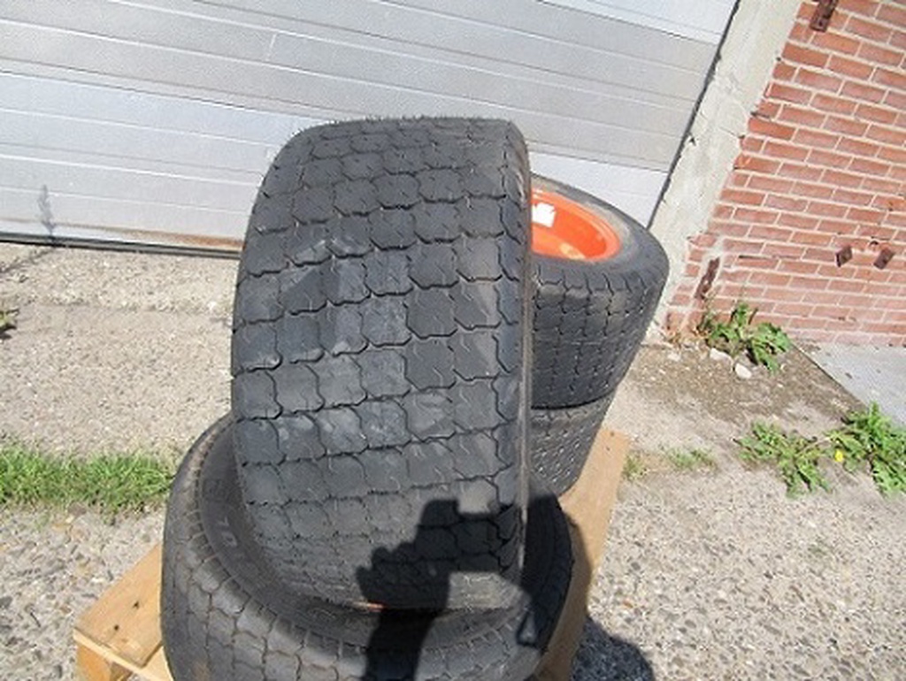 Thomas schanklader  Gevulde banden voor sloopwerkzaamheden