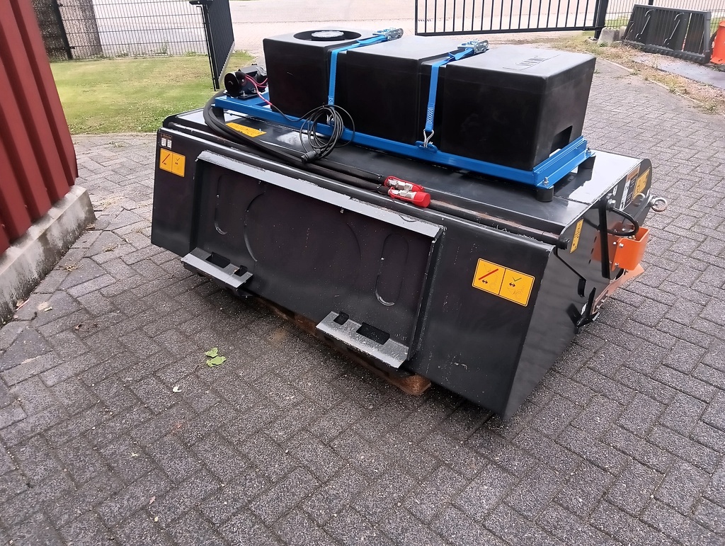 Veegborstel met opvangbak en sproeisysteem  ( UNUSED )