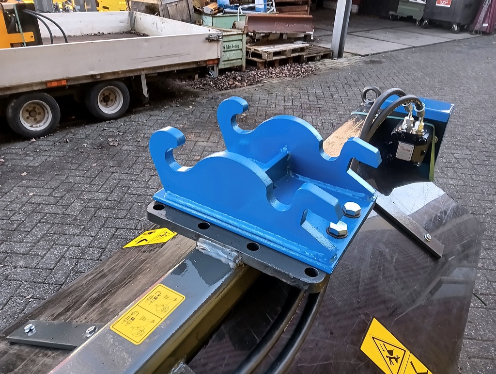 Veegborstel hydraulische aandrijving met Cw05 opname minigraver.