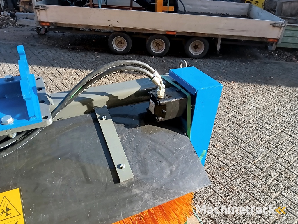 Veegborstel hydraulische aandrijving met Cw05 opname minigraver.