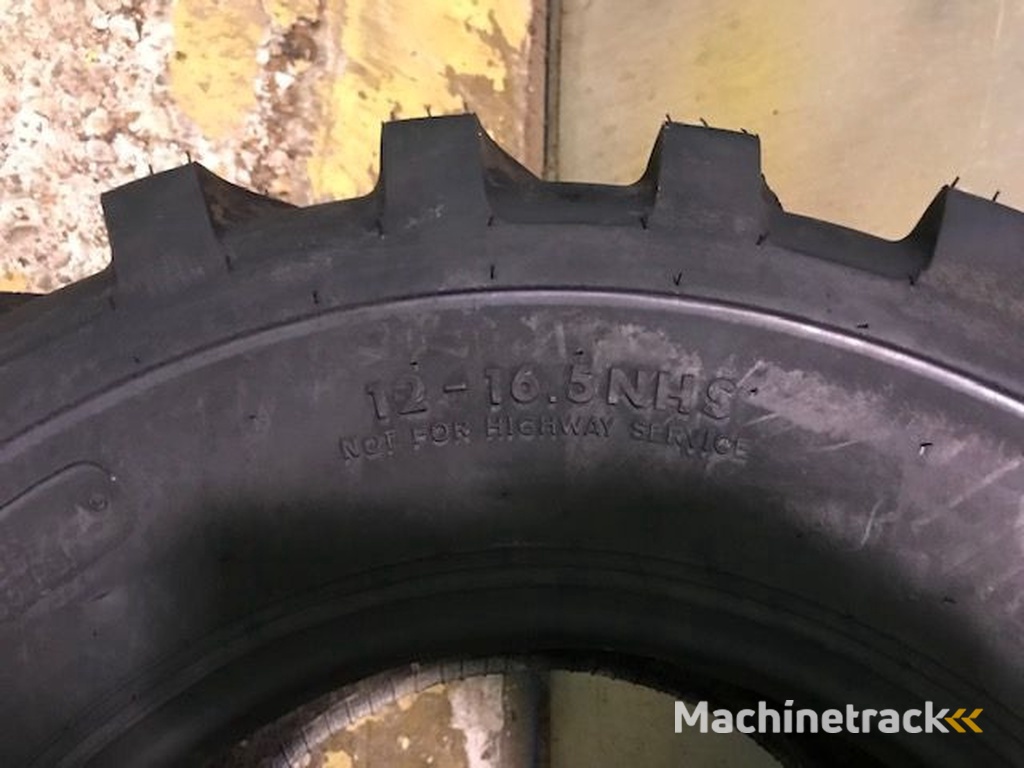 Titan 12-16.5 NHS TRAC LOADER