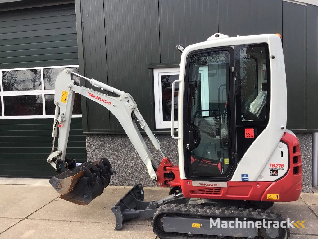 Takeuchi TB216 met maar 150 uur