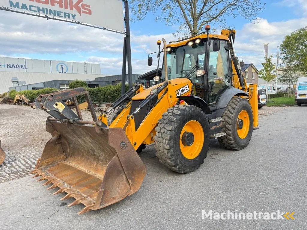 JCB 4cx + 5 buckets & ripper