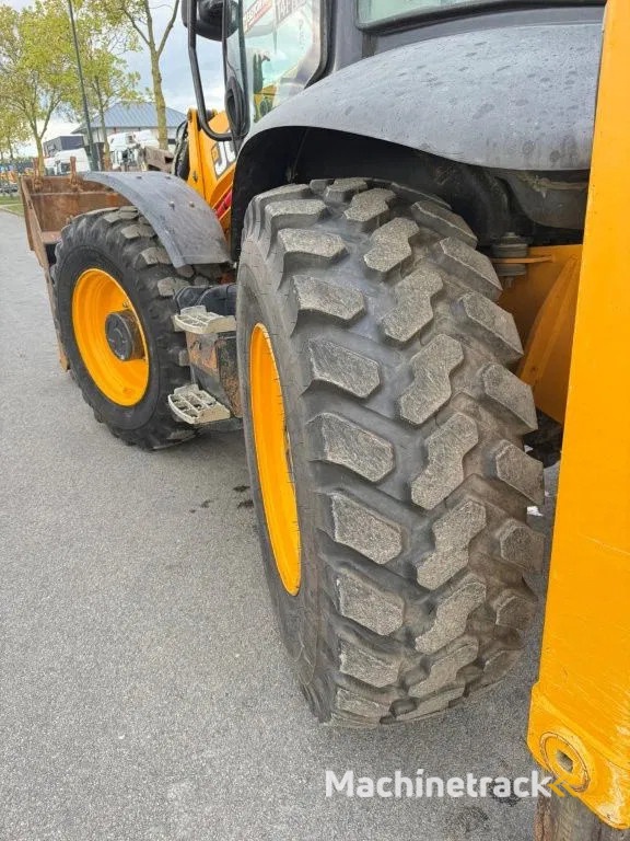 JCB 4cx + 5 buckets & ripper