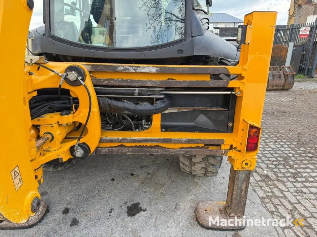 JCB 4cx + 5 buckets & ripper