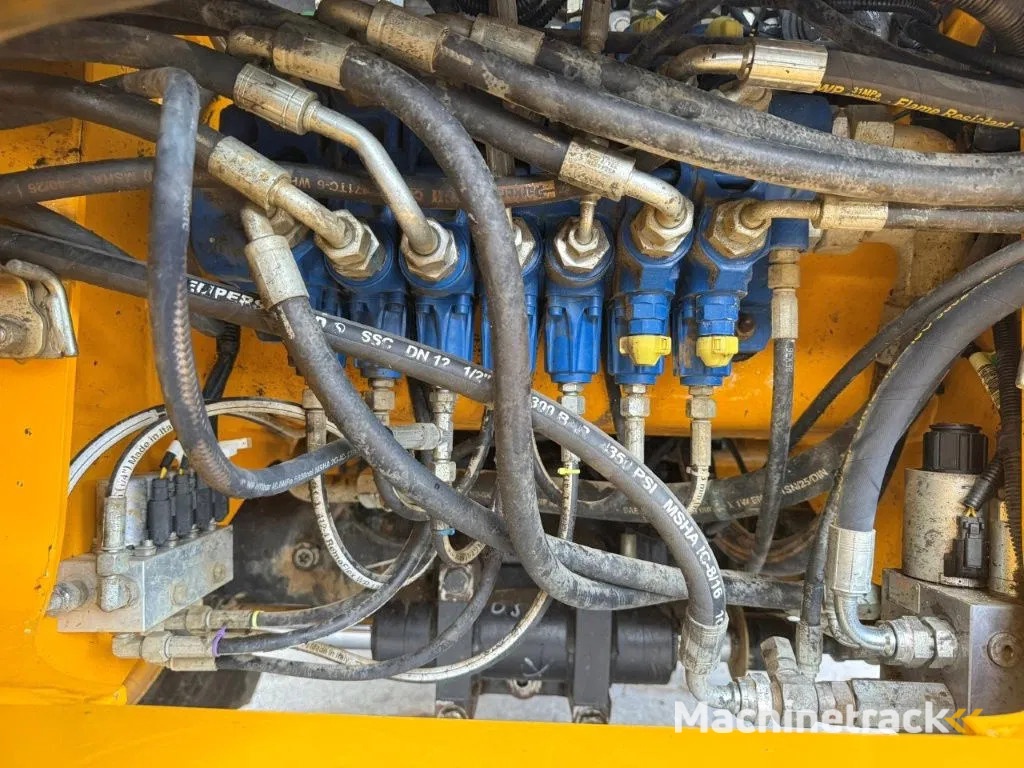 JCB 4cx + 5 buckets & ripper