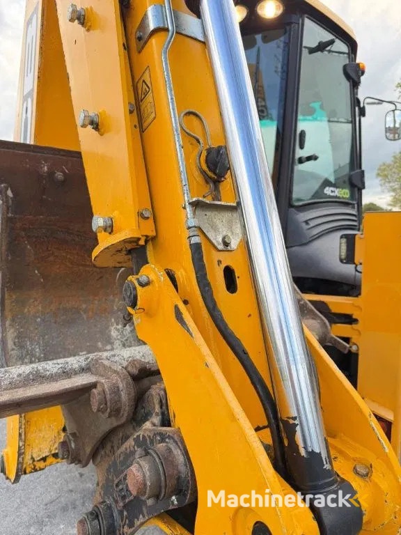 JCB 4cx + 5 buckets & ripper