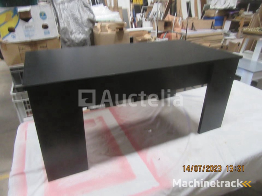 Woonkamer zwarte tafel (was te zien)