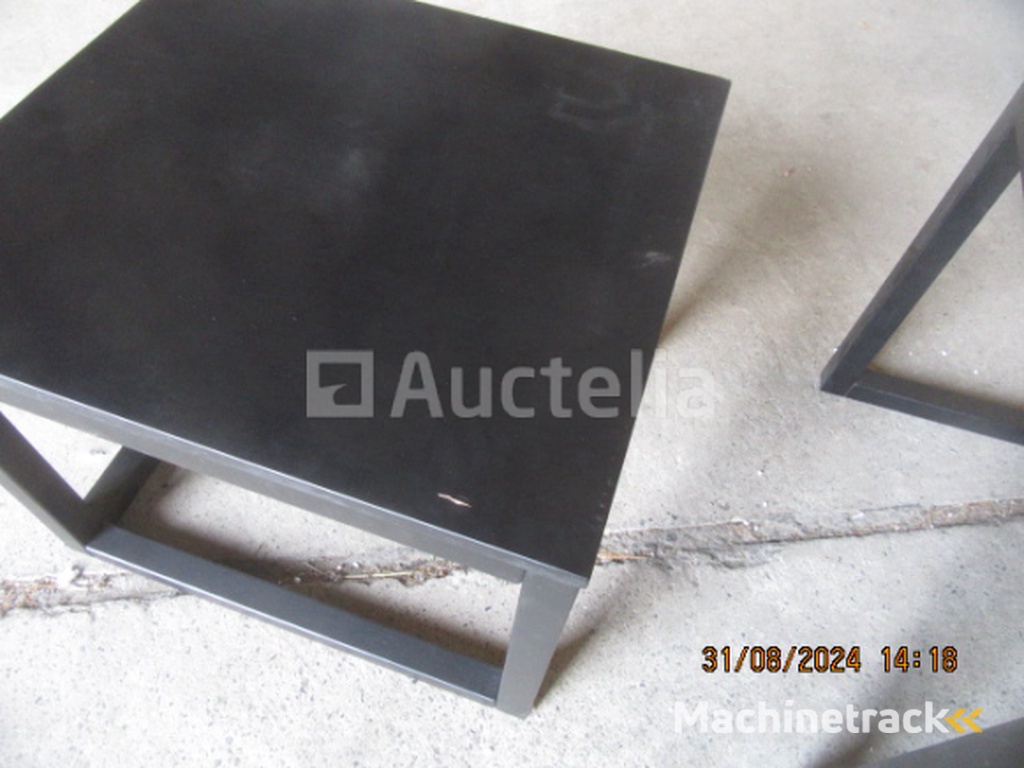 Zwarte tafel met 2 kleine tafelverlengingen