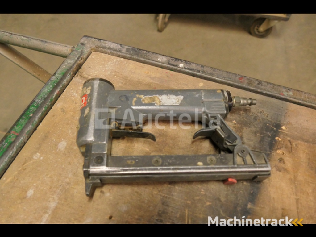 Workshop trolley and 5 pneumatic tools