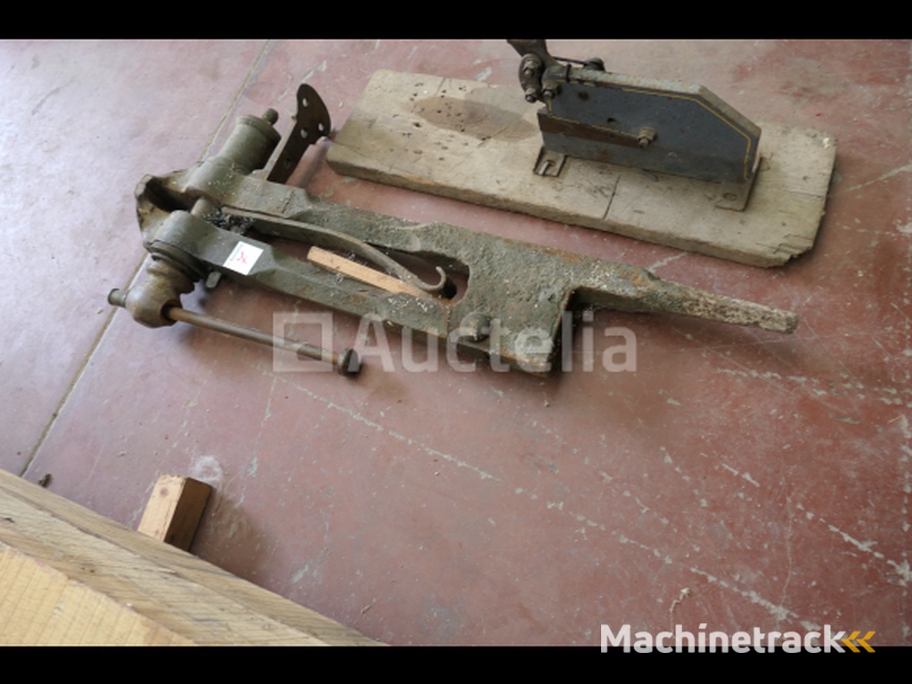 Blacksmith's vice, metal shears