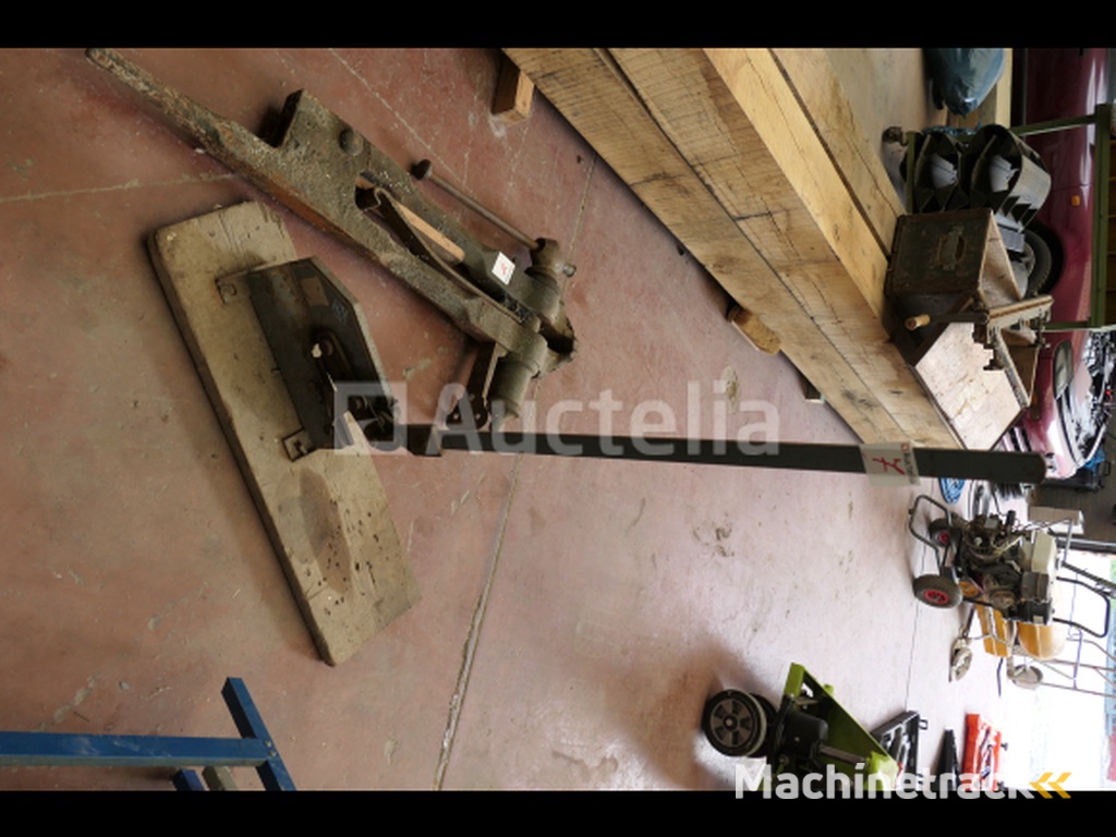 Blacksmith's vice, metal shears