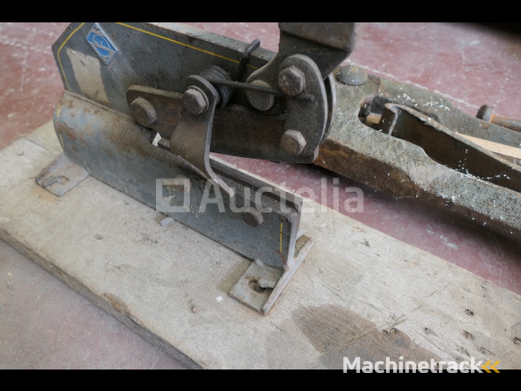 Blacksmith's vice, metal shears